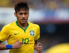 开云官方app入口-草根的逆袭！哈斯梦幻战术横扫雷诺，汉密尔顿惊天超车引爆全场