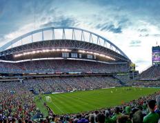 开云体育app-绝地反击，暴雨中塞恩斯一超定乾坤，铸就F1史上无法复制的逆转神话