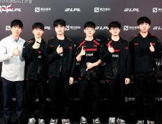 开云平台-FPX险胜GEN，Caps线上压制力十足激烈交锋四强赛，点燃全场激情