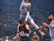 开云官网-灰熊队后卫连续砍下高分，帮助球队取得胜利