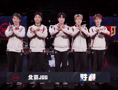 开云体育-JDG血洗FLY，Chovy打出惊人五杀焦点之战四强赛，留下经典瞬间