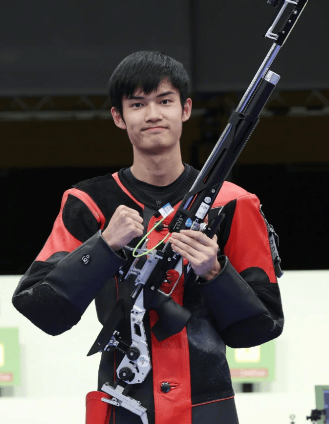 开云官网-射击选手稳坐金座，技术娴熟