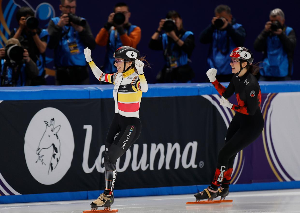 开云体育官方网站-短道速滑赛场上突发奇妙一幕，黑马出现勇夺冠军的简单介绍