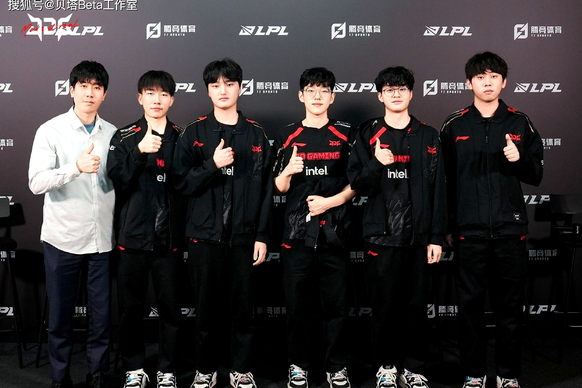 开云平台-FPX险胜GEN，Caps线上压制力十足激烈交锋四强赛，点燃全场激情