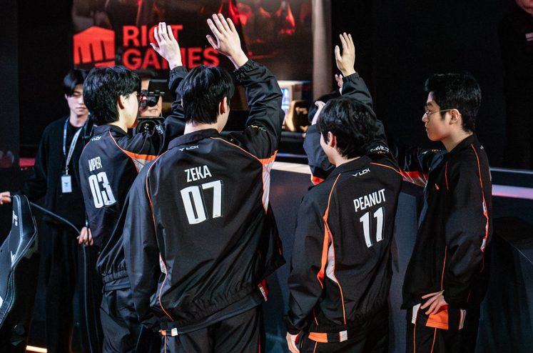 开云平台-GEN碾压G2，Peanut打出惊人五杀激烈交锋四强赛，点燃全场激情的简单介绍