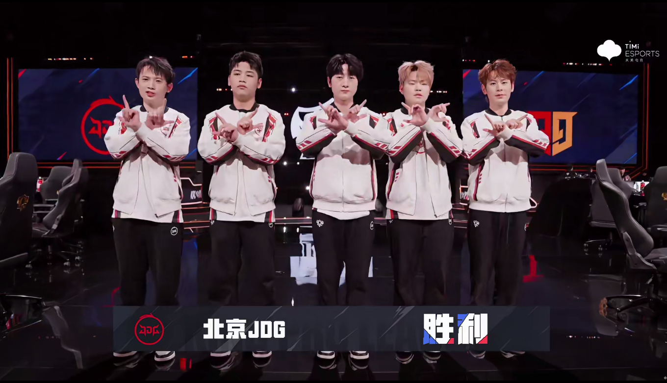 开云体育-JDG血洗FLY,Chovy打出惊人五杀焦点之战四强赛,留下经典瞬间