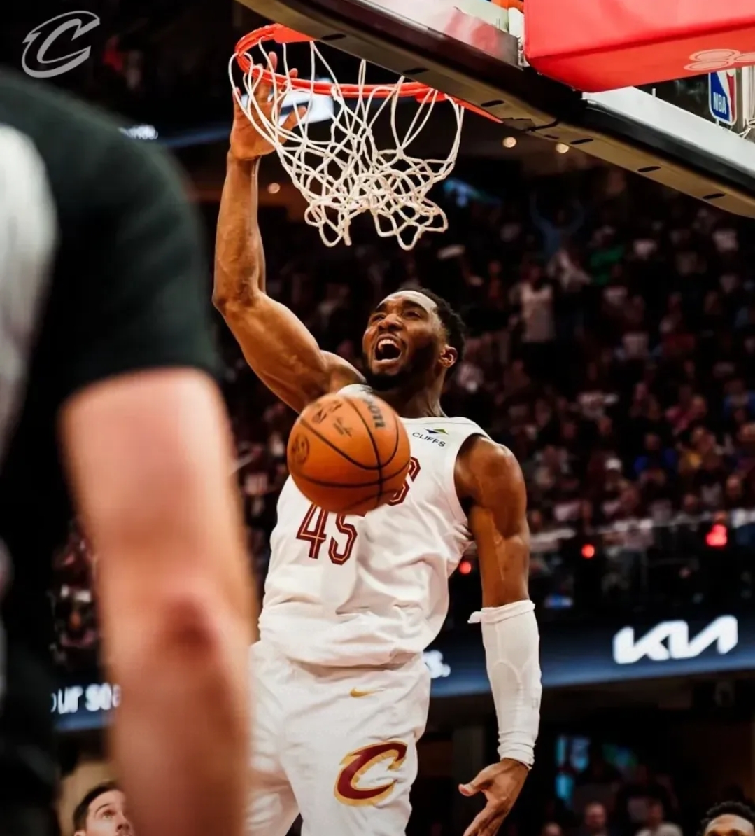 开云体育-米切尔领军爵士击败湖人，豪取九连胜