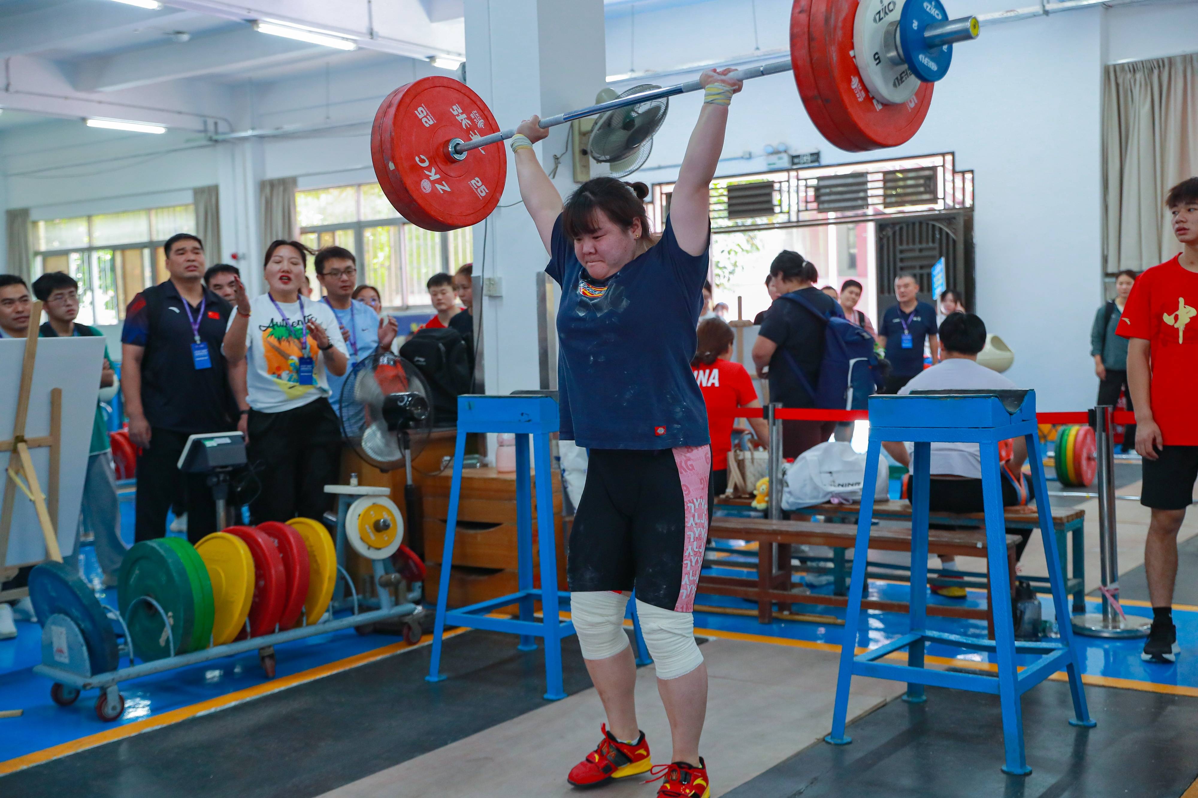 开云体育下载-举重双项赛中出现逆袭,选手突围夺冠