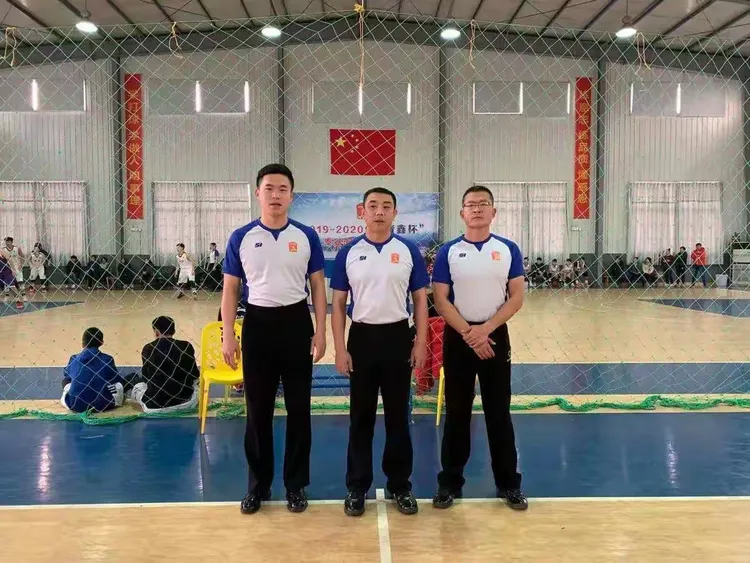 开云体育登录-热血篮球职业比赛冠军庆祝胜利，团结合作